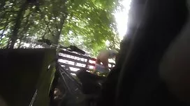 Trẻ hai người với lô ...