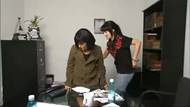 Vì vậy, cô đánh hai  ...