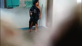 Các cô gái, lấy áo k ...