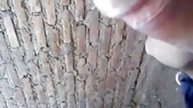 Ngồi trong nhà vệ si ...