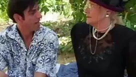 Mẹ tôi có phim sex m ...