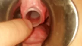 Tò mò cô bé hỏi mình ...
