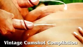 Màu đỏ yêu liếm chân ...