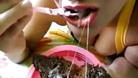 Họ kéo một gái điếm  ...