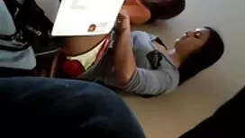 Vớ cô gái trên bàn.  ...