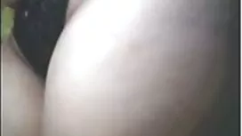 Vuốt sex vú to ve cô ...