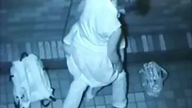 Damn it, lấy tay của ...